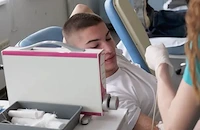 Оцеляло след екстремно селфи момче стана кръводарител