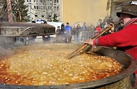 Ути Бъчваров сготви един тон осмянка за рождения си ден в Ямбол
