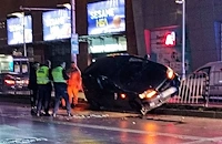 Кола "яхна" ограда до столичен мол