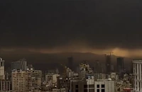 Техеран е обгърнат от пожари, дим и киселинни дъждове