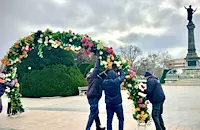 Нови великденски фигури и пъстри яйца преобразяват площад "Свобода"