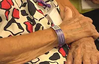 Община Русе раздава лилави гривни на хора с деменция