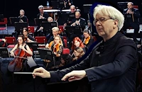 Служебният министър Найден Тодоров дирижира Софийската филхармония в Русе