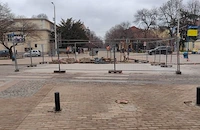 Сменят дефектните павета на кръстовището до "Халите"