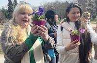 Инициативата "Ходи с мен" събра русенки сред виолетки в Парка на младежта