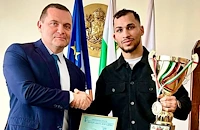 Пенчо Милков награди шампиона Радослав Росенов