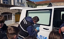 Четвъртокласници от Русе търсиха отпечатъци с криминалисти