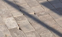 Редят счупени павета при ремонта до "Халите"