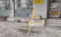 Самоделна пирамида пази русенци от падаща облицовка