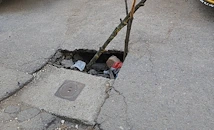 Дълбок кратер зейна на улица "Давид"