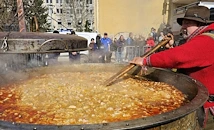 Ути Бъчваров сготви един тон осмянка за рождения си ден в Ямбол