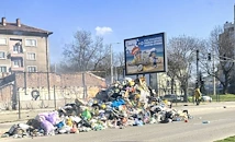 Сметовоз изсипа горящ боклук на булевард "Бозвели"