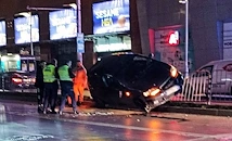 Кола "яхна" ограда до столичен мол