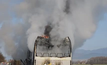 Автобусът на Тракийския университет пламна край Казанлък