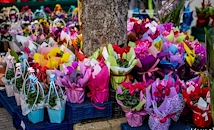 Хиляди букети заляха Централния пазар в Русе