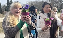 Инициативата "Ходи с мен" събра русенки сред виолетки в Парка на младежта