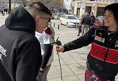 Инициативата С цвете в ръка подкрепя фондация Искам бебе Младежи от