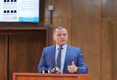 Спор за парите на съветниците в местния парламентОстър словесен сблъсък