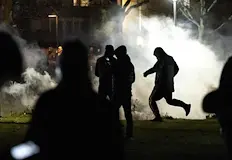 Група маскирани атакува униформени с камъни и се укри в