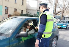 Пътна полиция връчи шеговити актове за добро настроение на празникаСлужители