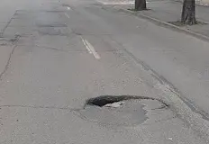 Опасното трапче остава невидимо за шофьорите до последния моментОпасно пропадане