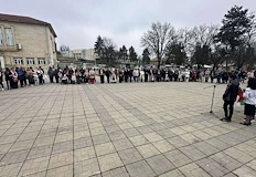 Местната общност почете паметта на героите пред паметника в градаЖителите