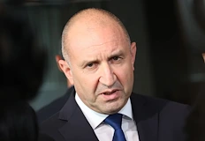 Бившият президент търси подкрепа чрез областните си управителиГолемите играчи на
