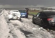 Дете и мъж са откарани в болница след удар между