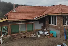 Младата двойка от Каран Върбовка отново има покрив благодарение на