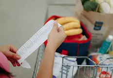 Инфлацията стопи доходите ни на фона на рекордни надценкиДизелът в