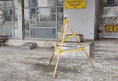Изобретателна дървена конструкция предупреждава пешеходците за отлепящи се плочки пред