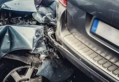 Младеж е в реанимация след тежък удар в дърво край