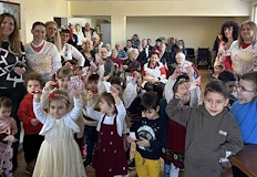Малчуганите върнаха усмивките в социалния дом Възраждане В навечерието на Баба