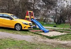 Колата е оставена на сантиметри от мястото за игра пред