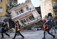 Осем души са спасени издирват още единМощна експлозия на природен