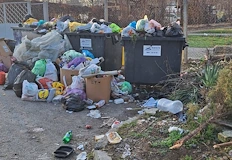 Забавено сметоизвозване край ученическите общежития гневи русенциОгромни камари с битови