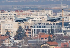 Изтребители F 16 прелетяха над летище Васил Левски Български многоцелеви изтребители F 16