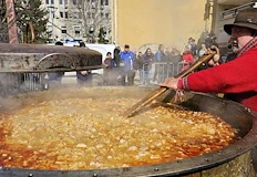 Кулинарният водещ почерпи гостите на фестивала Кукерландия с традиционно ястиеИзвестният