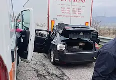 Лек автомобил се заби под сръбски ТИР край ИхтиманТежка катастрофа