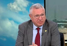 Кризисният щаб координира мащабната спасителна операцияЗаместник министърът на външните работи Велизар