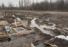 Липсата на алеи превърна гробните места в непроходимо блатоЛипса на