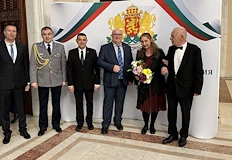 Дворецът на парламента блесна в бяло зелено и червеноНад 1000