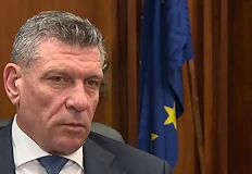 Полицията задържа 25 души преди изборите през априлИзбирателите получават хранителни