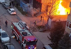 Горят отпадъци в непосредствена близост до търговския обектСилни пламъци обхванаха