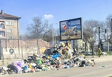 Шофьорите спасиха машините с аварийно изсипване на товараФирмата по чистотата