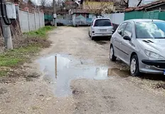 Огромни кални езера липсващ асфалт и разбити автомобили – това