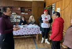 Държавата и местната власт превърнаха помощите от БЧК в пиар