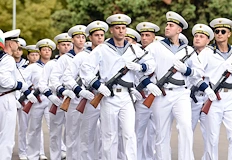 Военните моряци преминават по улица Александровска утреВисшето военноморско училище Н