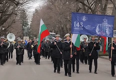 Курсанти и граждани почетоха празника в центъраС тържествено шествие по