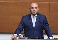 Имам скъп часовник колкото имам гребен и сешоар за буйните